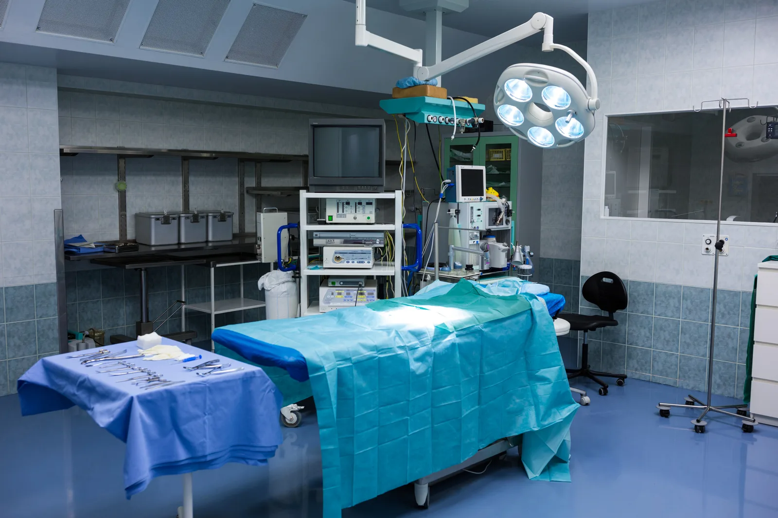 Equipe médica sorrindo e acolhendo paciente
