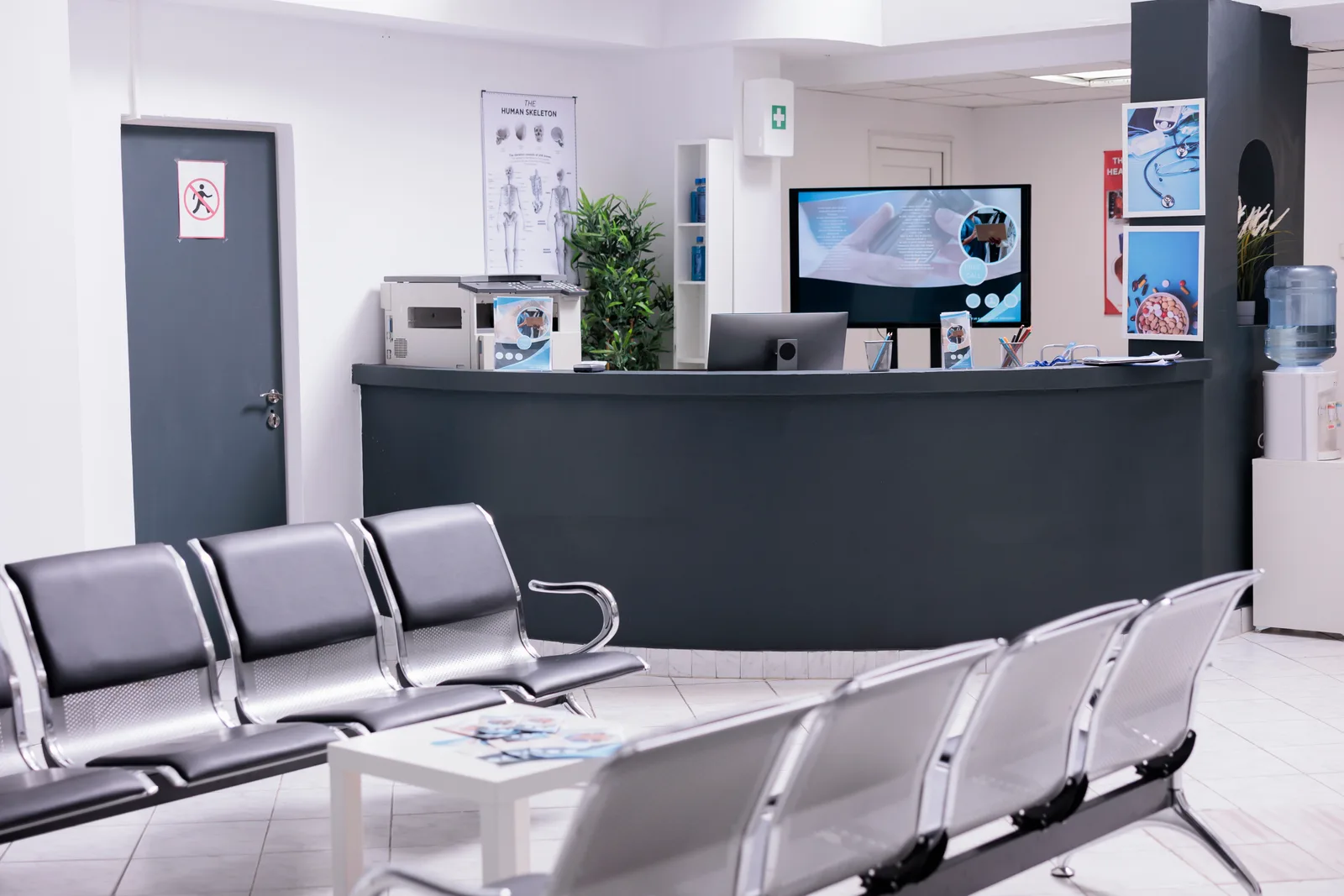 Médicos e pacientes em ambiente moderno de clínica