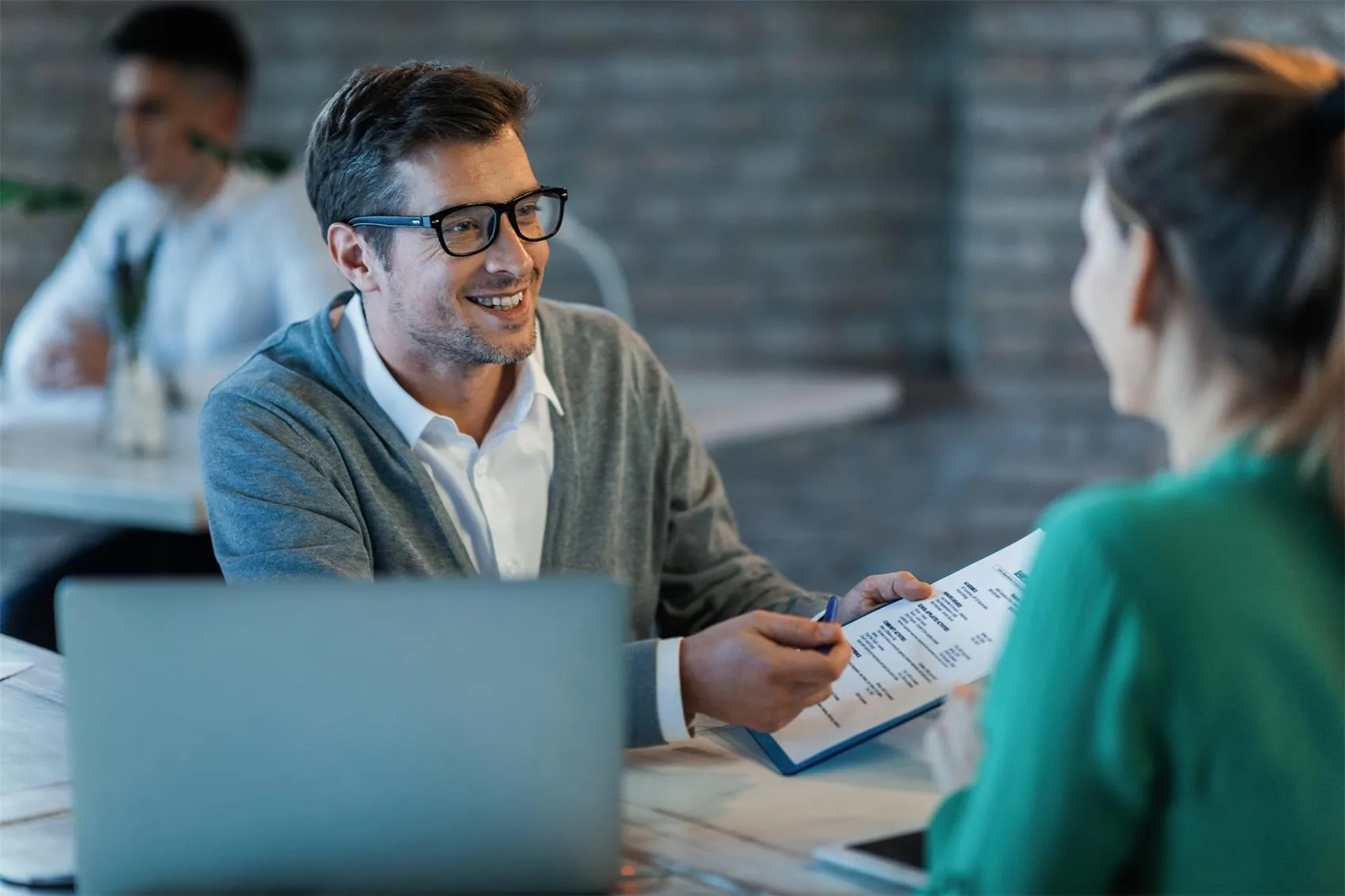 Profissional de seguros explicando contrato